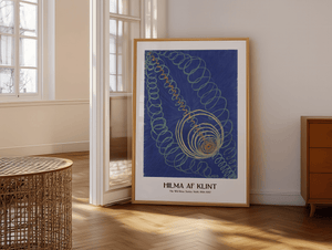 Cosmic Spiral plakat – Hilma af Klint abstrakt kunstplakat med blå spiral og gyldne linjer
