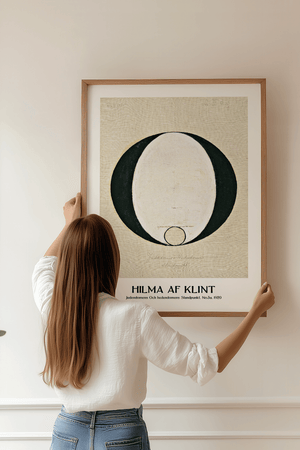 Duality plakat – Hilma af Klint abstrakt kunstplakat med sort og hvid cirkelmotiv