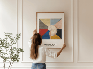 Sacred Shell plakat – Hilma af Klint abstrakt kunstplakat med spiralform og farverige felter