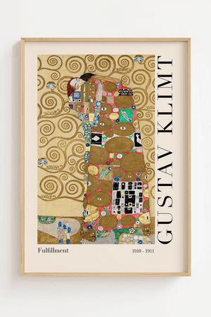 Fulfillment plakat – Gustav Klimt kunstplakat med gyldne mønstre og omfavnende par