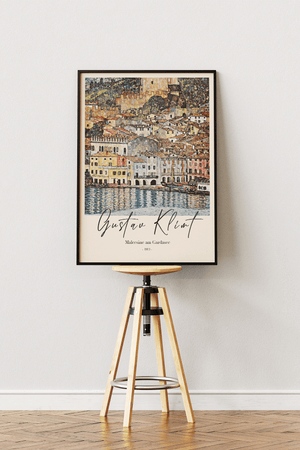 Malcesine ved Gardasøen plakat – Gustav Klimt landskab kunstplakat med italiensk by og sømotiv