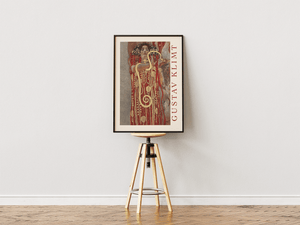 Hygieia plakat – Gustav Klimt kunstplakat med rød kjole og gyldne ornamenter