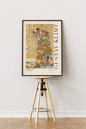 Fulfillment plakat – Gustav Klimt kunstplakat med gyldne mønstre og omfavnende par