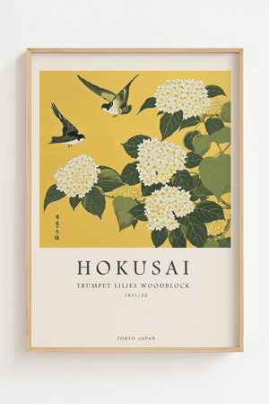 Japansk Hokusai plakat med trumpet liljer og fugle på gylden baggrund.