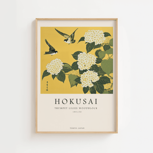 Japansk Hokusai plakat med trumpet liljer og fugle på gylden baggrund.