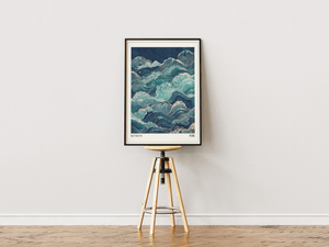 Japansk bølger plakat med blå og turkise havbølger inspireret af japansk kunst.