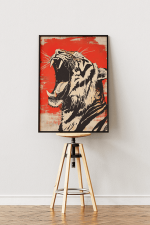 Japansk tiger plakat med brølende tiger og rød baggrund i asiatisk kunststil.