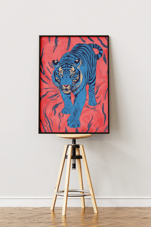 Japansk tiger plakat med blå tiger på rød baggrund i moderne asiatisk kunststil.