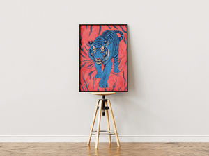 Japansk tiger plakat med blå tiger på rød baggrund i moderne asiatisk kunststil.