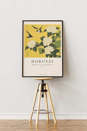 Japansk Hokusai plakat med trumpet liljer og fugle på gylden baggrund.