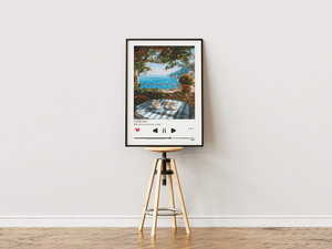 Amalfi espresso plakat med kaffekopper på terrasse og havudsigt i Italien