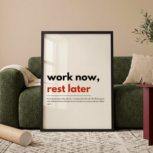 Motiverende plakat med citatet work now rest later i minimalistisk typografi.