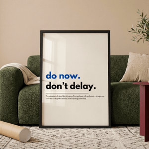 Motiverende plakat med teksten do now dont delay hvor do now er fremhævet i blå.