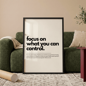 Motiverende plakat med teksten focus on what you can control i minimalistisk sort typografi.