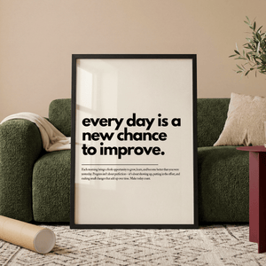 Motiverende plakat med teksten every day is a new chance to improve i minimalistisk sort typografi.