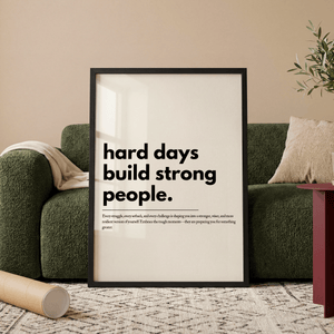 Motiverende plakat med teksten hard days build strong people i minimalistisk sort typografi.
