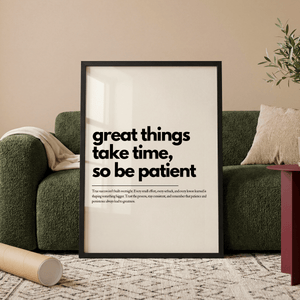 Motiverende plakat med teksten great things take time so be patient i minimalistisk sort typografi.