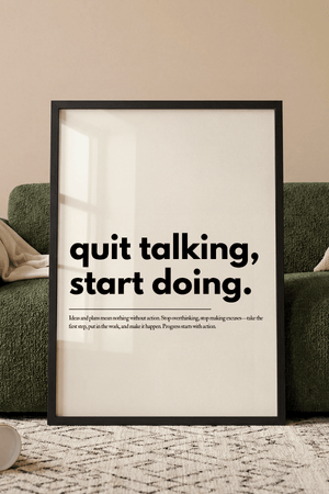 Motiverende plakat med teksten quit talking start doing i minimalistisk sort typografi.