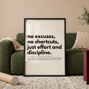 Motiverende plakat med teksten no excuses no shortcuts just effort and discipline i minimalistisk sort typografi.