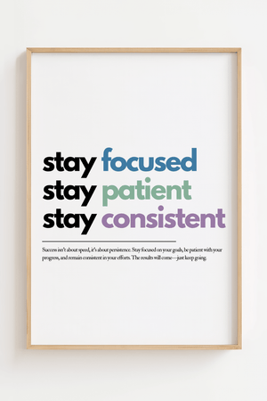 Motiverende plakat med citatet stay focused stay patient stay consistent i minimalistisk typografi.