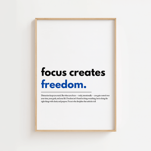 Motiverende plakat med teksten focus creates freedom hvor ordet freedom er markeret i blå.