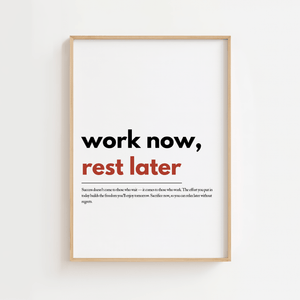 Motiverende plakat med citatet work now rest later i minimalistisk typografi.