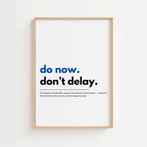 Motiverende plakat med teksten do now dont delay hvor do now er fremhævet i blå.