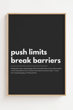 Motiverende plakat med teksten push limits break barriers i lys typografi på mørk baggrund.
