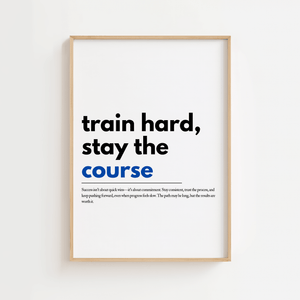 Motiverende plakat med citatet train hard stay the course i minimalistisk typografi.