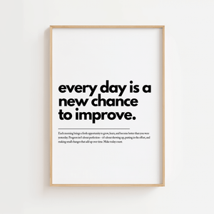 Motiverende plakat med teksten every day is a new chance to improve i minimalistisk sort typografi.