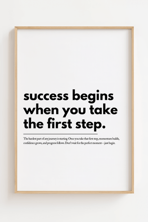 Motiverende plakat med citatet success begins when you take the first step i minimalistisk typografi.