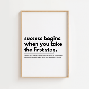 Motiverende plakat med citatet success begins when you take the first step i minimalistisk typografi.