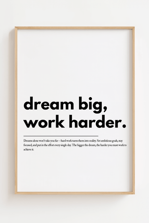 Motiverende plakat med teksten dream big work harder i minimalistisk sort typografi.