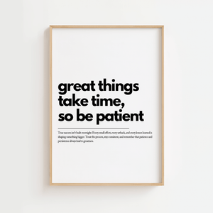 Motiverende plakat med teksten great things take time so be patient i minimalistisk sort typografi.