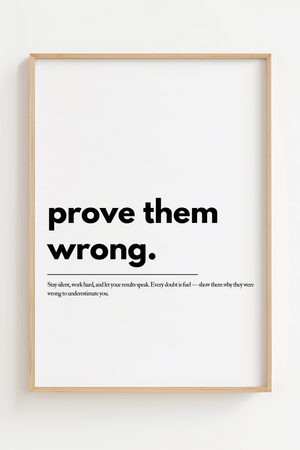 Motiverende plakat med teksten prove them wrong i minimalistisk sort typografi.