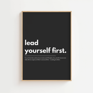 Motiverende plakat med teksten lead yourself first i lys typografi på mørk baggrund.
