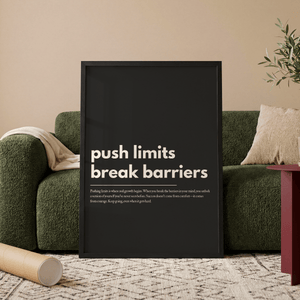 Motiverende plakat med teksten push limits break barriers i lys typografi på mørk baggrund.