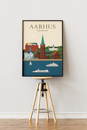 Aarhus plakat med havnefronten, Aarhus Domkirke, Aros regnbuen og moderne bygninger. Farverig byplakat i minimalistisk design.