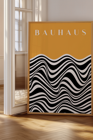 Yellow Waves – Bauhaus Plakat med sort-hvide bølger og gul baggrund.