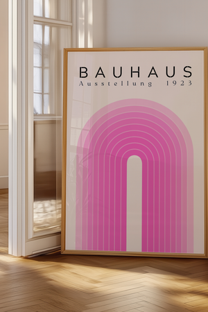 Pink Arch – Bauhaus Plakat med geometrisk buemotiv i pink nuancer.