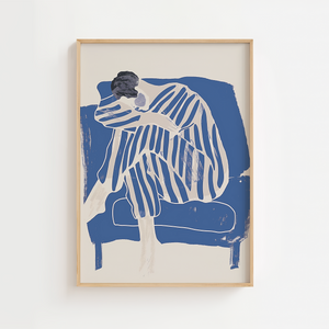 Blå Stribet Figur Plakat er et kunstnerisk og stemningsfuldt motiv med en siddende figur gengivet i blå striber 