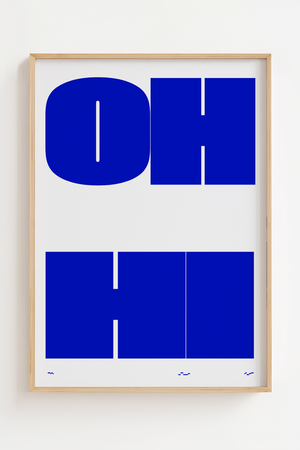 Blå Typografisk Balance Plakat er et markant og stilrent kunsttryk, hvor typografi og grafiske 