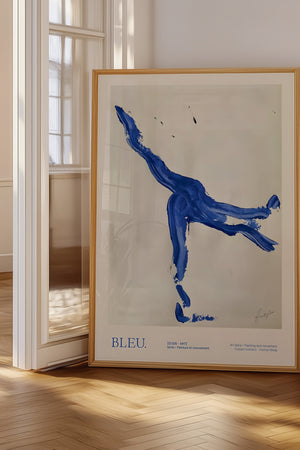 Abstract Bleu plakat med blå penselstrøg i kunstnerisk, abstrakt design – moderne plakat i minimalistisk stil.