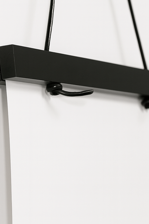 Sort plakatliste – Moderne plakatophæng i træ | Fra 149,-