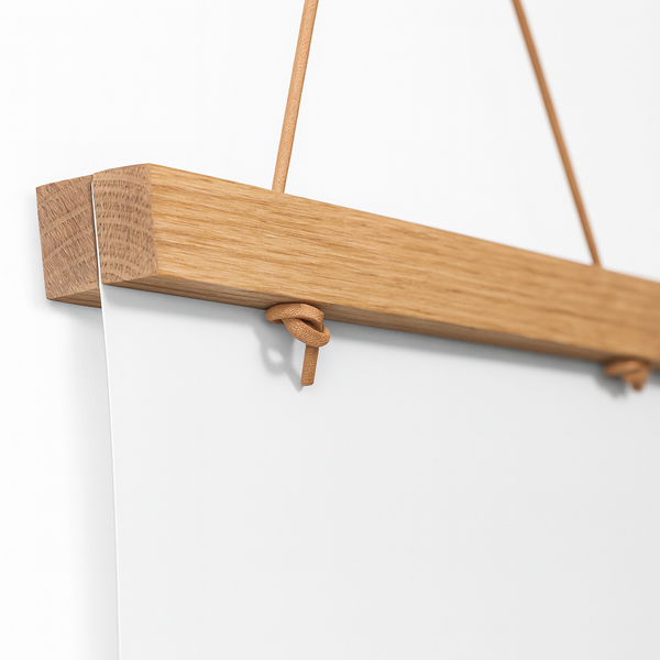 Plakatliste i lys eg med magnetisk lukning – naturligt plakatophæng i egetræ til plakater og billeder.