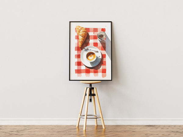 Plakat med croissant, cappuccino og rødternet dug i lys træramme – hyggelig fransk caféstemning til køkkenet