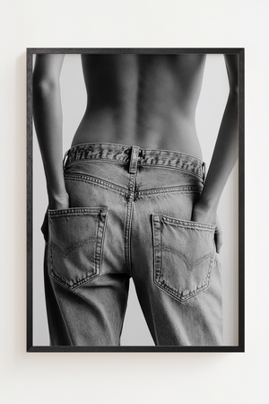 Sort/hvid modeplakat med kvinde i denimjeans fotograferet bagfra