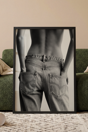 Sort/hvid modeplakat med kvinde i denimjeans fotograferet bagfra