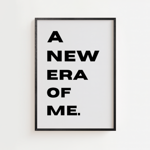 Typografisk plakat med teksten A New Era Of Me i sort hvidt design
