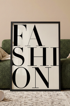 Typografisk plakat med ordet Fashion i sort og hvid minimalistisk design